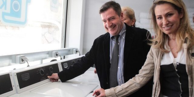 Εγκαινιάστηκε το πρώτο Κοινωνικό Πλυντήριο στο δήμο Αθηναίων