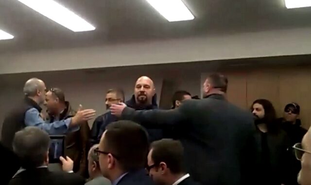 Εισβολή της Χρυσής Αυγής σε εκδήλωση για τις μειονότητες στην ΕΣΗΕΑ