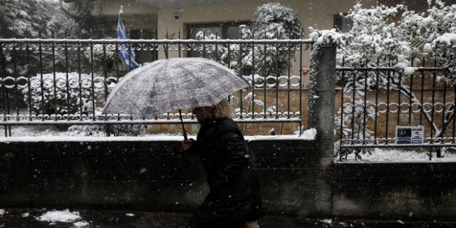Επέλαση του χιονιά: Πού έχει διακοπεί η κυκλοφορία και είναι απαραίτητες αλυσίδες