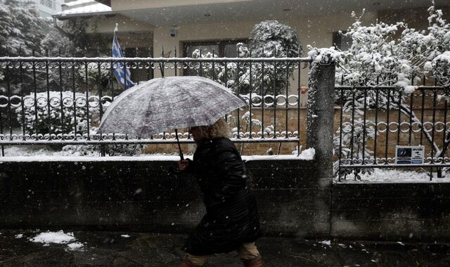 Επέλαση του χιονιά: Πού έχει διακοπεί η κυκλοφορία και είναι απαραίτητες αλυσίδες