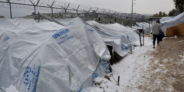 HRW: Κατά παράβαση της ελληνικής νομοθεσίας ο εγκλωβισμός προσφύγων στα νησιά