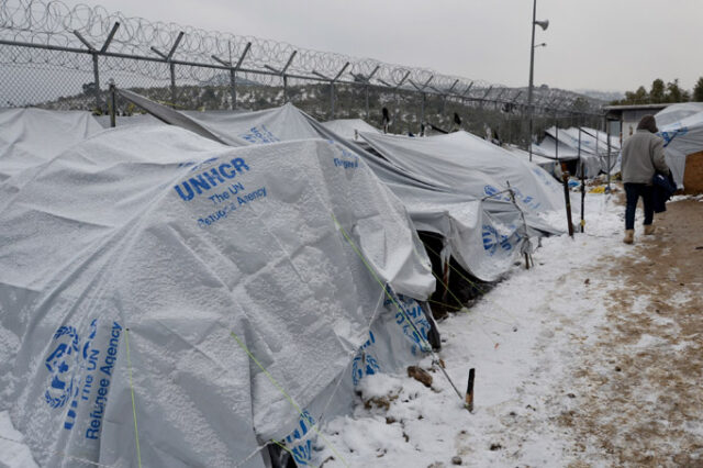 HRW: Κατά παράβαση της ελληνικής νομοθεσίας ο εγκλωβισμός προσφύγων στα νησιά
