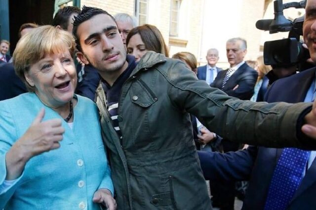 Πρόσφυγας μηνύει το Facebook για selfie με τη Μέρκελ
