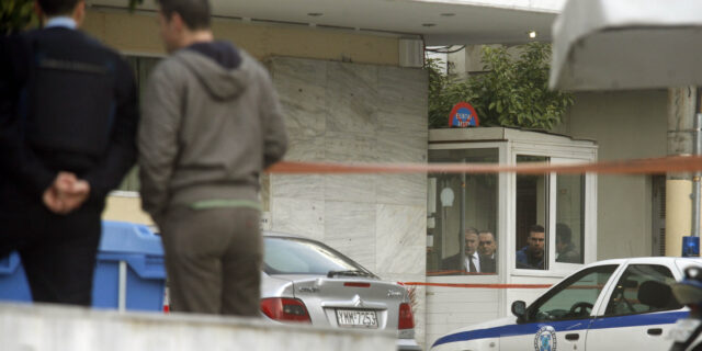 Νεαρός επιτέθηκε με βόμβα μολότοφ μπροστά από το Α.Τ. Κορυδαλλού