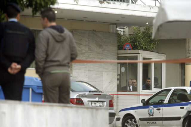 Νεαρός επιτέθηκε με βόμβα μολότοφ μπροστά από το Α.Τ. Κορυδαλλού
