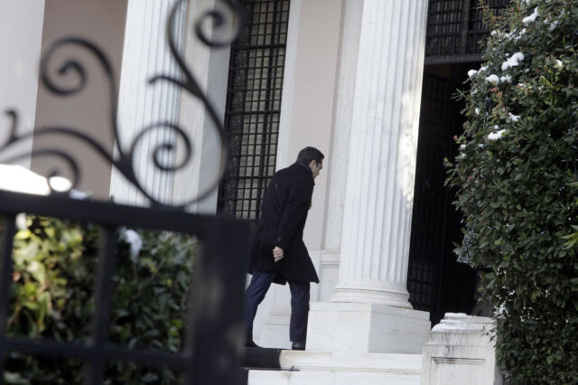 Σε Γενεύη, Παρίσι και Βρυξέλλες η κυβέρνηση