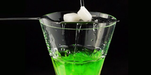 Μηχανή του Χρόνου: Το ποτό που υποτίθεται ότι κατέστρεψε τα μεγάλα μυαλά μιας ολόκληρης γενιάς