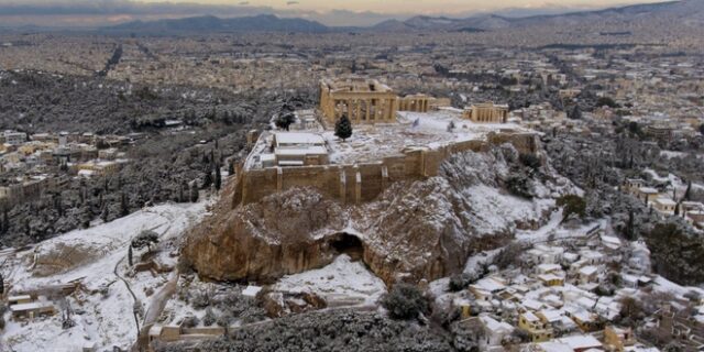 Μοναδικές εικόνες: Η χιονισμένη Ακρόπολη και η Πλάκα στα λευκά