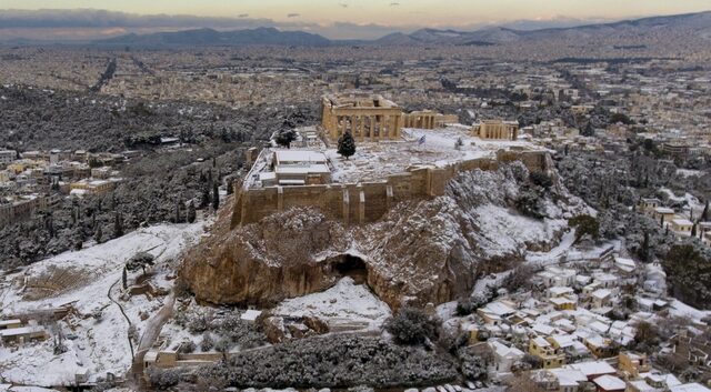 Μοναδικές εικόνες: Η χιονισμένη Ακρόπολη και η Πλάκα στα λευκά