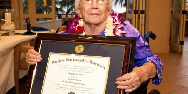 H 94χρονη που αποφοίτησε από το κολέγιο με άριστα