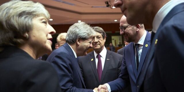 Κυπριακό: Τηλεφωνική συνομιλία Αναστασιάδη – Μέι για λύσεις