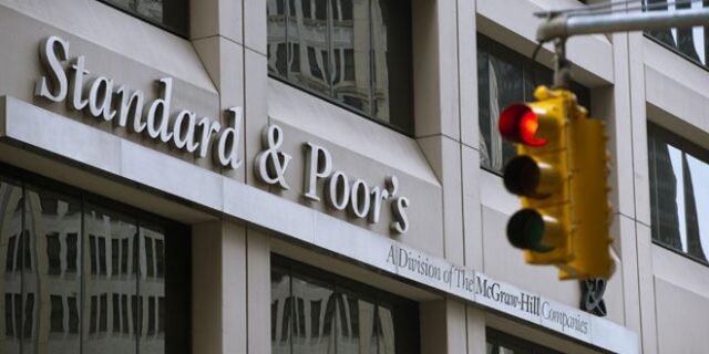 S&P: Επιβεβαίωσε το αξιόχρεο της Ελλάδας στο Β-/Β
