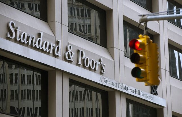 S&P: Επιβεβαίωσε το αξιόχρεο της Ελλάδας στο Β-/Β