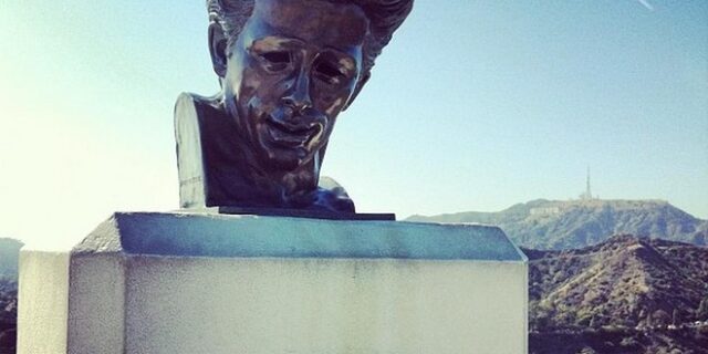 Η μυστηριώδης ελληνική επιγραφή στην προτομή του James Dean