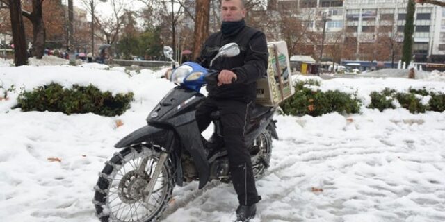 Ντελιβεράς παντός καιρού: Έφτιαξε μόνος του αλυσίδες για το μηχανάκι