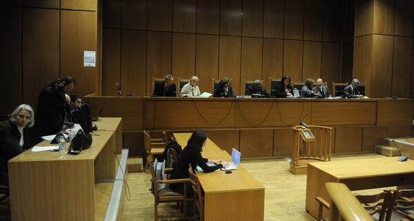 Δίκη Χρυσής Αυγής: ‘Πρωταγωνίστησαν’ κοντάρια και στυλιάρια  στη δίκη της ΧΑ