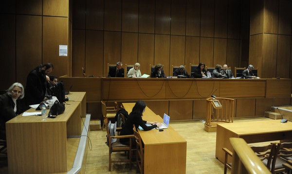 Δίκη Χρυσής Αυγής: ‘Πρωταγωνίστησαν’ κοντάρια και στυλιάρια στη δίκη της ΧΑ