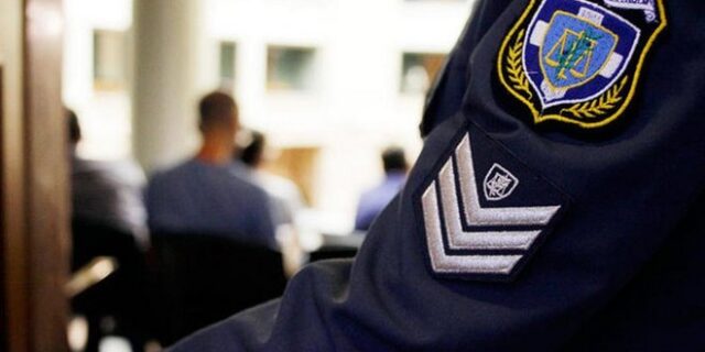 Βουλευτές του ΣΥΡΙΖΑ ζητούν να γίνονται δεκτοί τρανς στην Αστυνομία