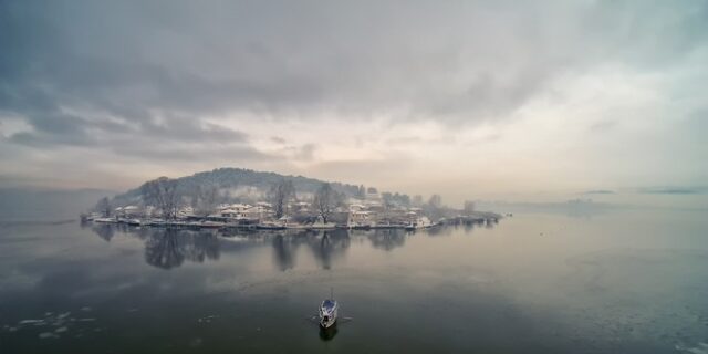 Μαγικά πλάνα από την παγωμένη Παμβώτιδα