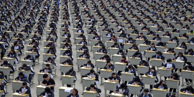 Η ‘τράπεζα βαθμών’ που ξελασπώνει μαθητές σε εξετάσεις