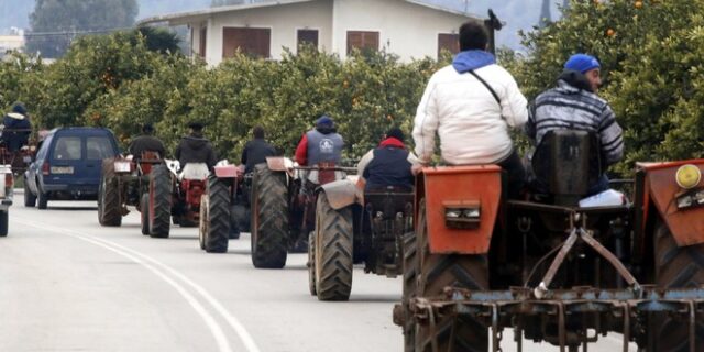 Κλιμακώνουν τις κινητοποιήσεις τους οι αγρότες