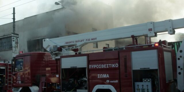 Άμεση η επέμβαση της Πυροσβεστικής σε μάντρα οικοδομικών υλικών επί της Λ. Αλίμου στην Αργυρούπολη