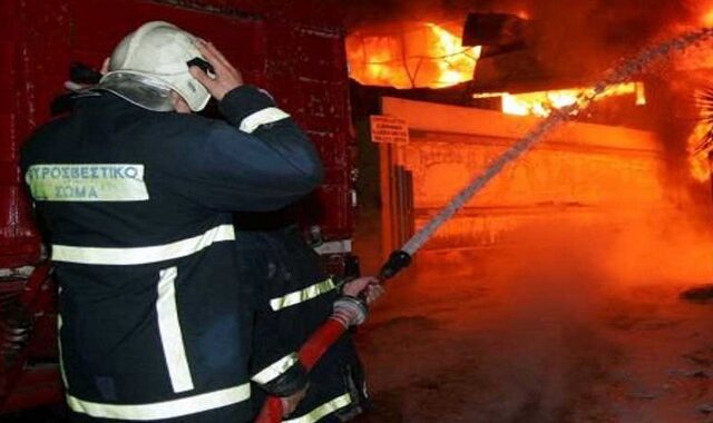 Υπό έλεγχο η φωτιά στο γήπεδο μπάσκετ στις εγκαταστάσεις του Ελληνικού