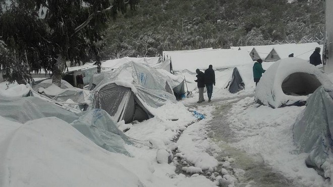 ΓΧΣ: Αβοήθητοι στο κρύο οι πρόσφυγες και οι μετανάστες
