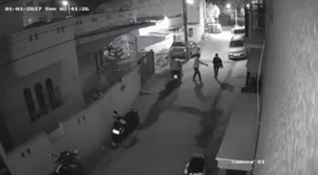 Βίντεο σοκ από την Ινδία: Σεξουαλική επίθεση σε γυναίκα, οι περαστικοί δεν αντιδρούν