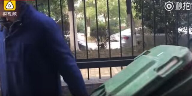 Βίντεο: Σκουπίδια εκδικούνται παρανόμως σταθμευμένο όχημα