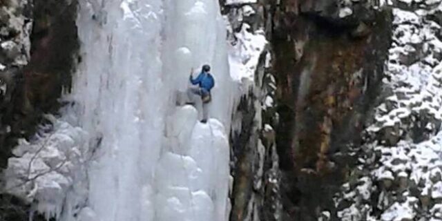 Απίστευτες εικόνες: Αναρρίχηση στα παγωμένα νερά του καταρράκτη Λειβαδίτη