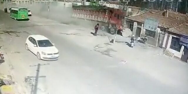 Τρομακτικό βίντεο: Φορτηγό με ιλιγγιώδη ταχύτητα ‘σαρώνει’ σπίτια