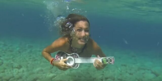 Κλέλια Ρένεση και Manu Chao εντελώς γυμνοί στο νέο τους τραγούδι