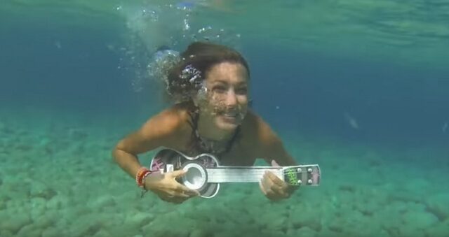 Κλέλια Ρένεση και Manu Chao εντελώς γυμνοί στο νέο τους τραγούδι
