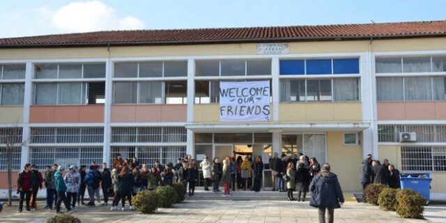 Με χορούς και χειροκροτήματα η υποδοχή προσφυγόπουλων στη Λάρισα