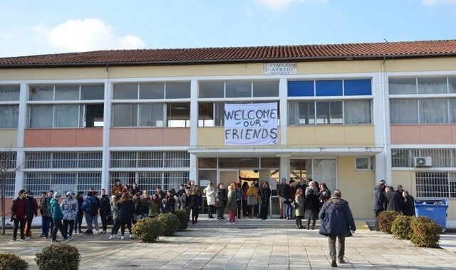 Με χορούς και χειροκροτήματα η υποδοχή προσφυγόπουλων στη Λάρισα