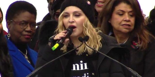 Εμφάνιση – έκπληξη της Μαντόνα στην πορεία των γυναικών στην Ουάσιγκτον