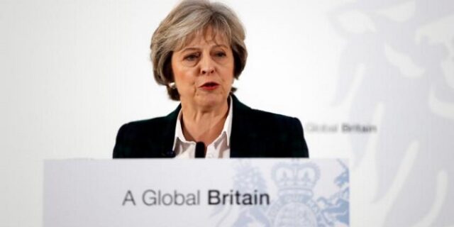 Αναδίπλωση Μέι. Λέει ότι δεν γνώριζε για το διάταγμα Τραμπ