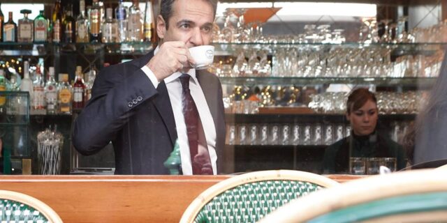 Ο Μητσοτάκης πίνει τον πρώτο καφέ του χρόνου, για να προλάβει την αύξηση
