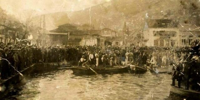 Μηχανή του Χρόνου: Οι βουτηχτάδες των Θεοφανείων και η θρυλική μάχη του Καραϊσκάκη