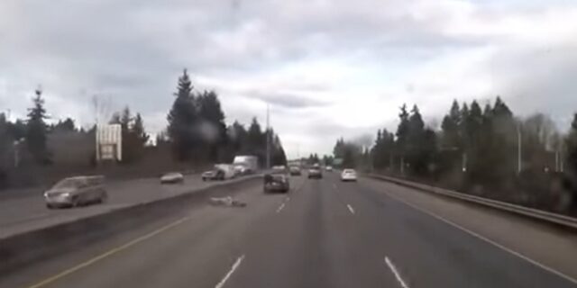 Βίντεο: Ο παράδοξος τρόπος που μοτοσικλετιστής αποφεύγει μοιραία πτώση μετά από τροχαίο