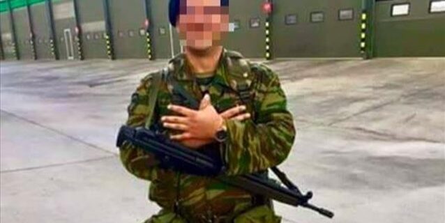 Παρέμβαση ΓΕΣ για νέα φωτογραφία στρατιώτη που σχηματίζει τον αλβανικό αετό