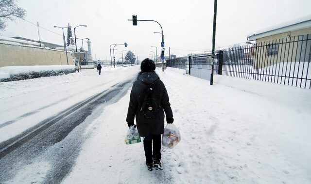 Μάχη με τον χιονιά και τα προβλήματα. ‘Στον πάγο’ κεντρική και βόρεια Ελλάδα