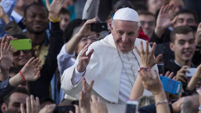 O πάπας καλεί τις μητέρες να θηλάζουν τα μωρά τους κατά τη διάρκεια της βάφτισης