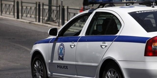Παραδόθηκε η μητέρα που εγκατέλειψε τα παιδιά της στο ‘Καραμανδάνειο’
