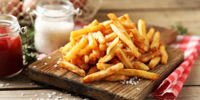 Μαχαίρωσε τον φίλο της γιατί της έφαγε τις τηγανητές πατάτες