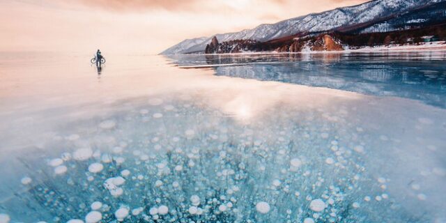 Μαγευτικές εικόνες από την παγωμένη λίμνη Βαϊκάλη