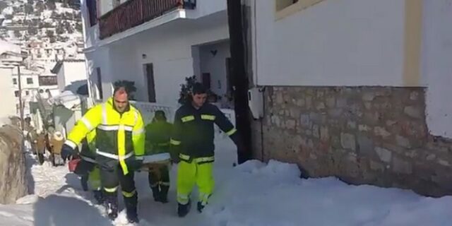 Βίντεο: Επιχείρηση απεγκλωβισμού ηλικιωμένου με εγκεφαλικό στη Σκόπελο