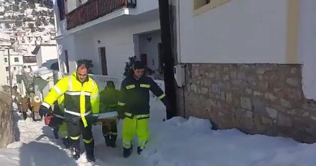 Βίντεο: Επιχείρηση απεγκλωβισμού ηλικιωμένου με εγκεφαλικό στη Σκόπελο