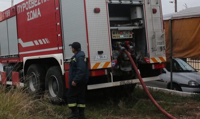 Υπό μερικό έλεγχο η πυρκαγιά που ξέσπασε σε εργοστάσιο στην Μάνδρα